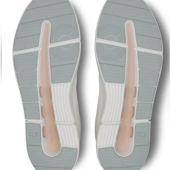 On Running
The Roger Advantage "White/Rose” sneakers - Picture 2 of 6